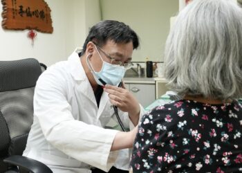 70歲婦冠狀動脈硬如石頭　秀傳以震波碎石術助打通血路