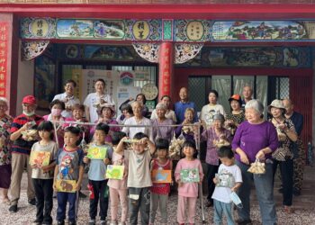 竹東上坪長輩與幼童包粽傳承客家文化 獲鄭朝鐘議員肯定長照融合力