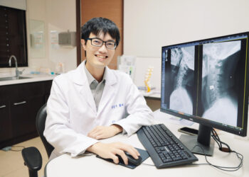 長期低頭補貨傷頸椎 「人工頸椎間盤置換術」助患者加速康復