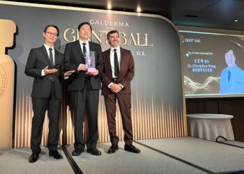 藝群醫美王正坤醫師獲膠原蛋白增生劑4D童妍針領袖大獎 巴西醫師來台頒獎