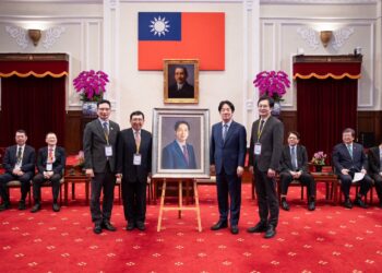 郭綜合總裁郭宗正獻畫賴清德總統 體現醫療與藝術融合