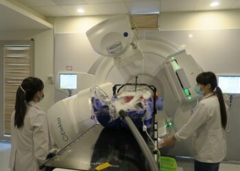 嫦和孫玩耍被撞到右胸摸到腫塊 檢查後竟是初期乳癌