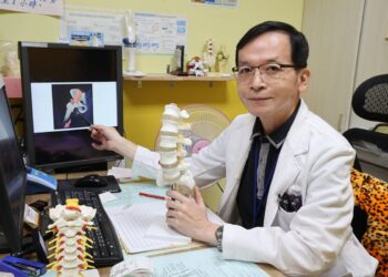 阿伯雨天「劈腿」右腳抬不起來花十萬元挨兩次刀 醫師診斷為「彈響髖」一針解決