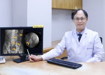 實在有夠瞎！男子情趣棒插肛卡腸　醫師創新技術取出