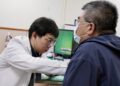 阿公陽台抽菸害孫反覆咳嗽 三手菸看不見更傷肺