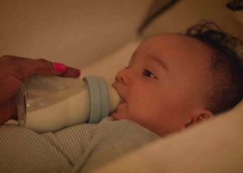 嬰幼兒缺鐵可能使成長停滯？怎麼補鐵？ 醫揭「4個」階段關鍵攝取量！