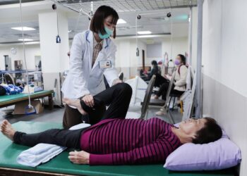 工作久站+車禍 婦人雙膝痛十年 手術復健重拾行動力