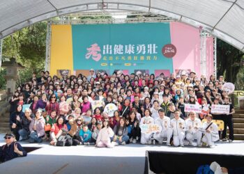 嘉市勇壯族再戰伸展台　黃敏惠與97位潮爺、潮嬤秀出自信風采