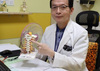 婦人跌倒頸椎骨折被誤為帕金斯症 員榮神內、外醫師聯手診治手術