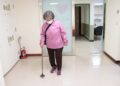 婦人換人工關節併發慢性骨髓炎10年來痛不欲生 接受高壓氧擺脫惡夢