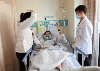 從警大夢想到病床微笑　19歲施同學以樂觀匯聚暖流