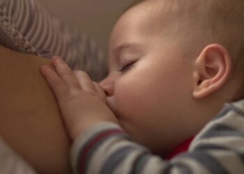 初乳是寶寶的「天然疫苗」 0–3個月寶寶營養關鍵大解析