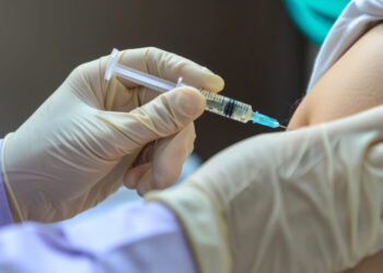 流感疫情續升溫，上週破15萬人就醫 疾管署：應儘速打疫苗