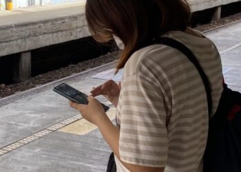 「手機頸」年輕化！ 頸椎老化如60歲 醫示警：嚴重恐癱