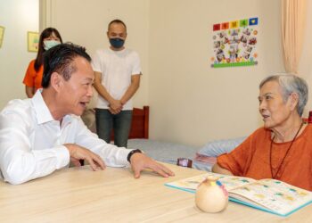 翁章梁化身「一日關懷人」　走入機構與失依長者話家常