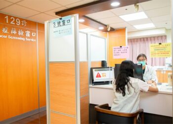 七旬翁便秘竟是7 公分大腸癌 彰基單孔達文西SP手術助順利除癌