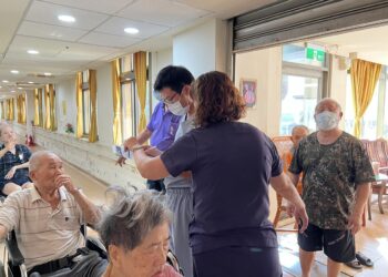 因應秋冬病毒高峰 彰化榮家流感、新冠疫苗接力接種守護長輩健康