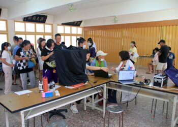 信賴眼科到港口宮義診　15年前受助學生來致謝