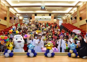 影音/彰濱秀傳早產兒回娘家 67位早產兒及家屬一起切蛋糕慶祝