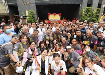 影音/大甲媽停轎宏仁醫院 白袍醫扛轎祈福 醫護為信眾包紮傷口