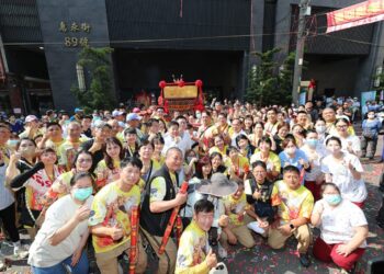 影音/大甲媽停駕員林宏仁醫院 白袍醫扛轎為患者祈福