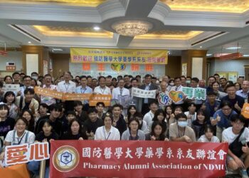 國防醫學藥學院師生參訪員榮醫療 雙方並簽署產學合作培育人才