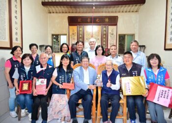 重陽敬老楊文科訪人瑞夫妻 呼應敬老卡獲肯定民調