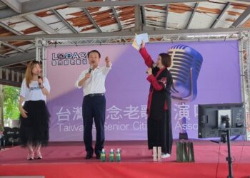 魯肉腳歌藝協會傳遞愛與歡樂　為鹿草長者公益演唱與義剪