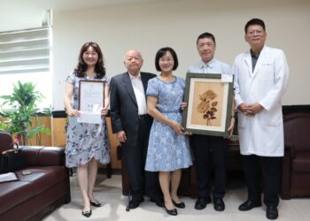 彰化醫院舉行「烙畫有情・仁心無界」烙畫聯展 割愛畫作捐所得 烙畫連結愛