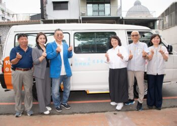 以愛傳家回饋社會　嘉市政顧問林文村捐贈長照交通車