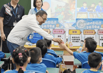 侯友宜關心學童營養 新北「鮮奶幸福週」明年上路 助33萬孩子長得更高更壯