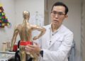 男右側從背痛到腳嚴重時走路都困難 醫師查出原來是小學時腳扭傷