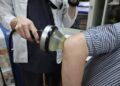 壯男深受右手肘刺痛之苦 醫師以體外震波助擺脫「高爾夫球肘」糾纏