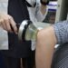 壯男深受右手肘刺痛之苦 醫師以體外震波助擺脫「高爾夫球肘」糾纏