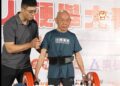 眼睛開刀依舊勇　九旬阿公舉重稱霸